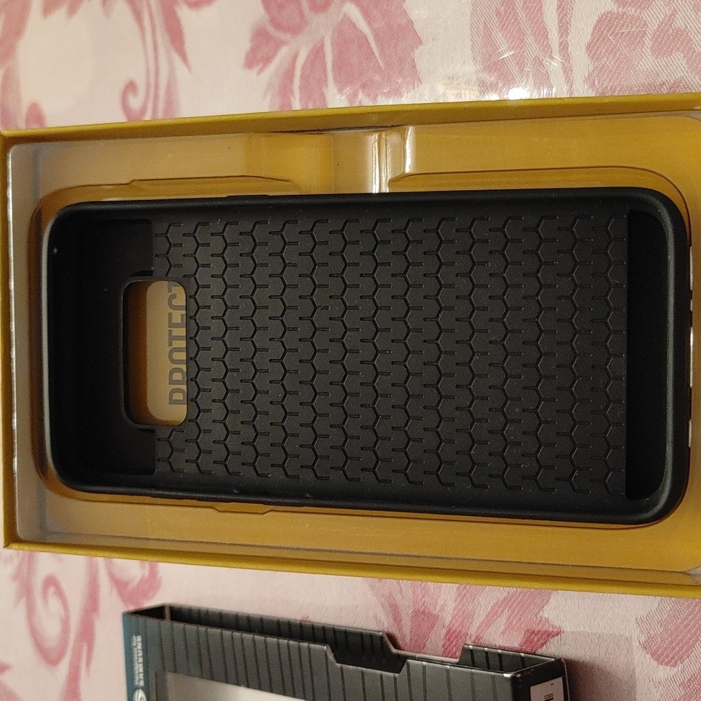 OtterBox Symmetry Series Black Case for Samsung Galaxy S8 - Picture 4 of 5